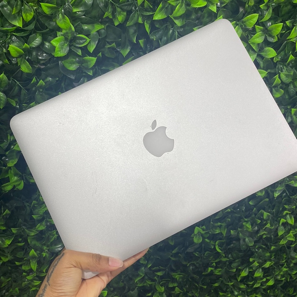 Apple Macbook Air (2015) 13.3" / 1.6GHz Core i5 / 4GB RAM / 256GB SSD